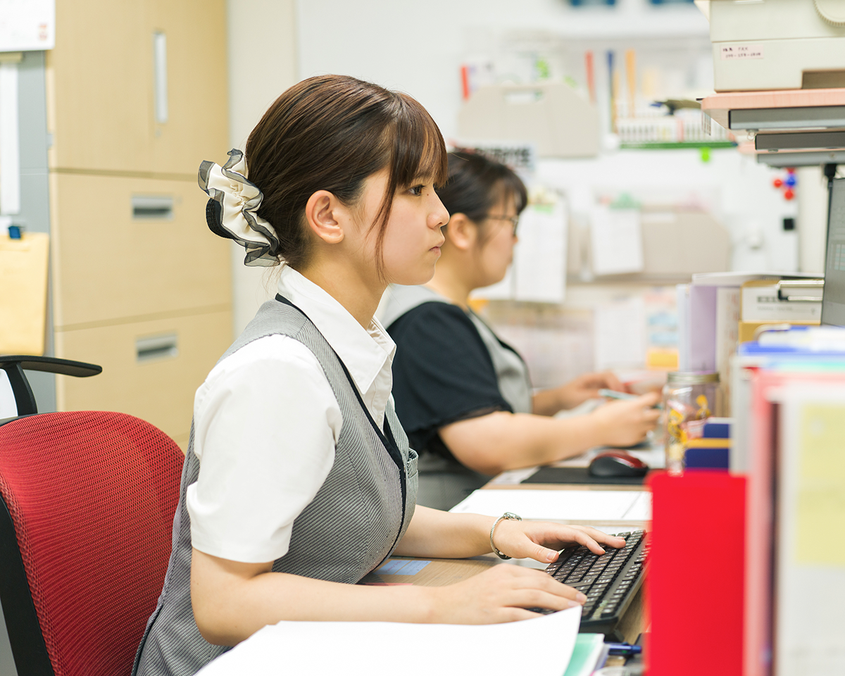 PCと向き合う女性