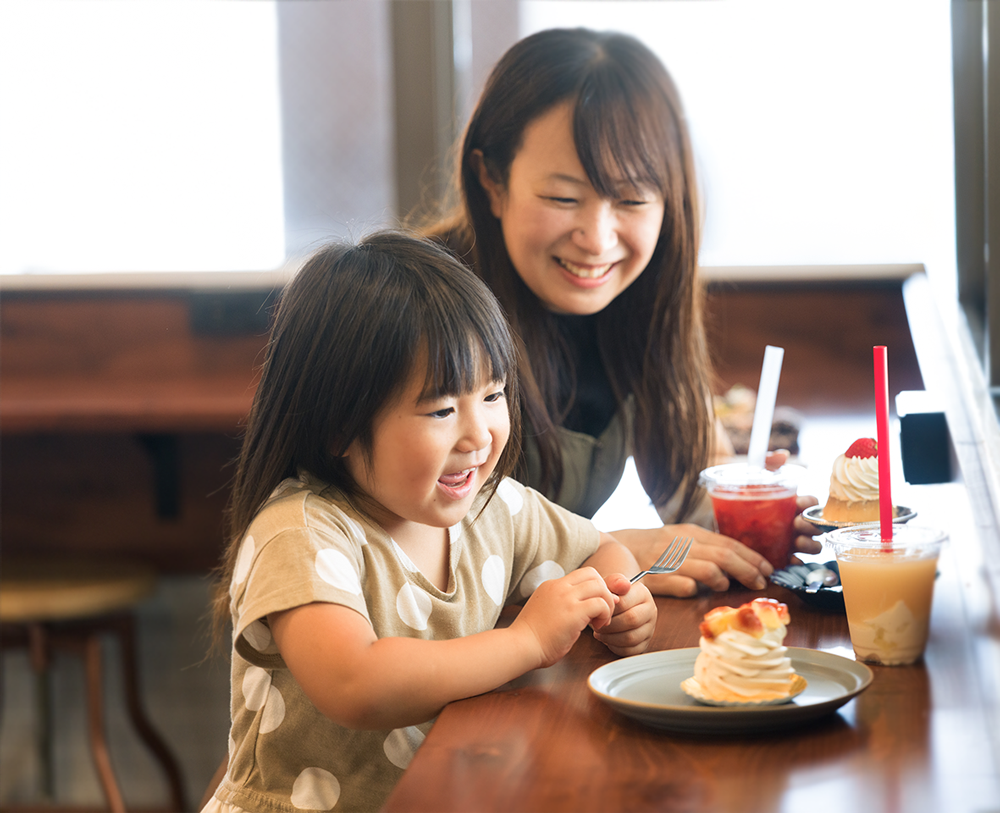 ケーキを食べる親子