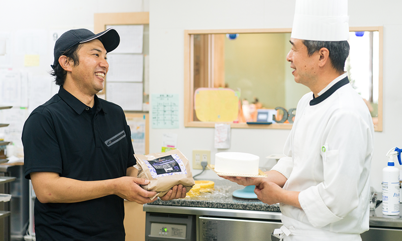 客先で談笑する男性