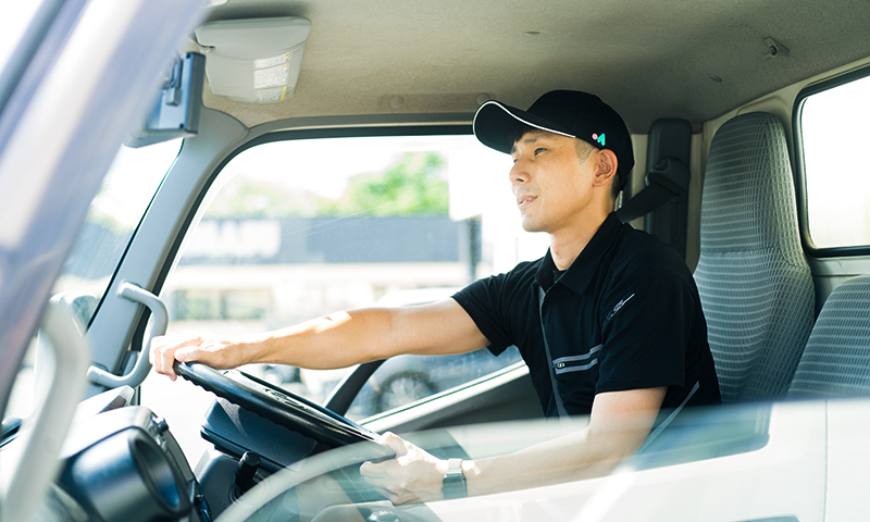 トラックの運転をする男性
